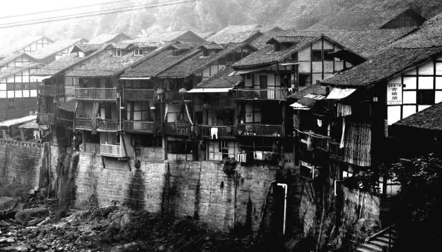 The Decline of Chongqing’s Iconic Stilted Houses: A Cultural Legacy of Resilience
